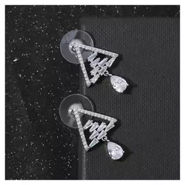 Серьги со стразами "Искры" треугольник, цвет белый в серебре