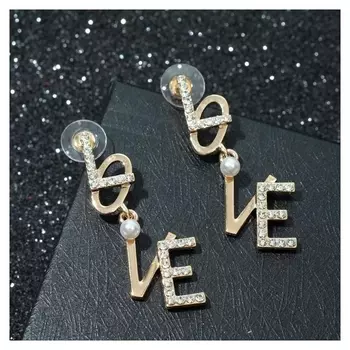 Серьги со стразами Love, диагональ, цвет белый в золоте