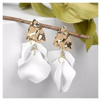 Серьги "Ветер" мятые треугольники, цвет бело-золотой