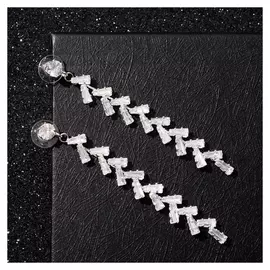 Серьги висячие со стразами "Искорки" лесенка, цвет белый в серебре