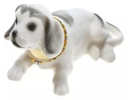 Собака на панель авто, качающая головой, большая, белый окрас