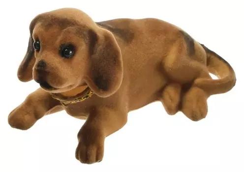 Собака на панель авто, качающая головой, большая, бежевый окрас