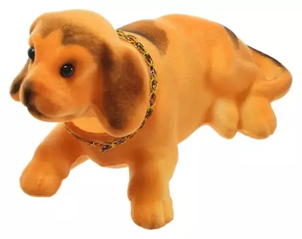 Собака на панель авто, качающая головой, большая, коричневый окрас