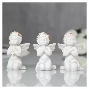 Сувенир "Ангел в венке из роз в молитве"