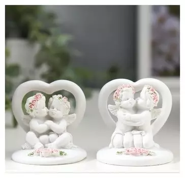 Сувенир "Два ангелочка в венках из роз у сердца"