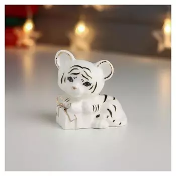 Сувенир керамика "Белый тигрёнок подарок с бантом" с золотом 6,8х6,8х4,5 см