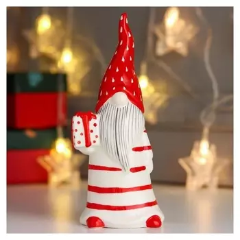 Сувенир керамика "Дед мороз, красная полоска, красный колпак, с подарком" 16,5х6х6,5 см