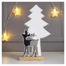 Сувенир керамика, дерево "Олень у ёлочки на подставке" серебро 26х5,3х14 см