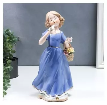Сувенир керамика "Девочка в голубом платье с голубем на руке, с корзиной цветов" 30 см