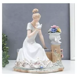 Сувенир керамика "Девушка у клумбы с голубями" 28х21х14 см