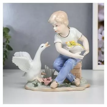 Сувенир керамика "Мальчик с цыплятами и гусём" 19х18х8,8 см