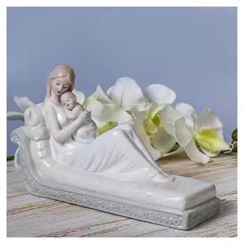 Сувенир керамика "Мать и дитя на софе" 16,5х28х9 см