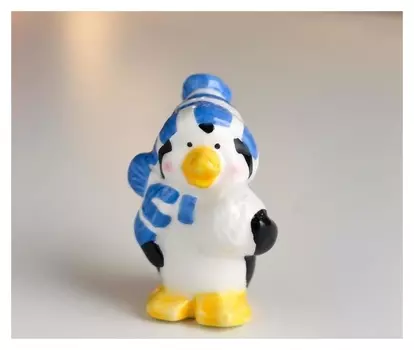 Сувенир керамика "Пингвин, в вязаной полосатой синей шапке и шарфе, со снежком" 8х4,5х5,5 см