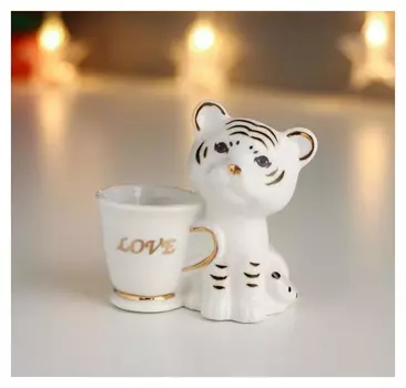 Сувенир керамика подставка для зубочисток "Белый тигрёнок с кружкой" с золотом 7х7х3,8 см