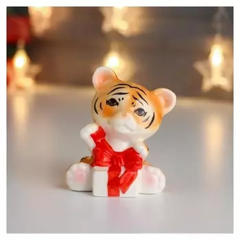 Сувенир керамика "Рыжий тигрёнок с подарочком" 8х6,3х5,5 см