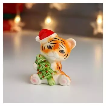 Сувенир керамика "Рыжий тигрёнок в колпаке с ёлочкой" 8х6,2х4 см