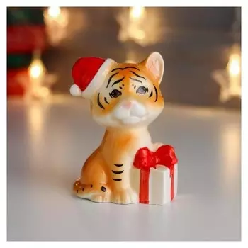 Сувенир керамика "Рыжий тигрёнок в колпаке с подарочком" 9,2х7,2х5,2 см