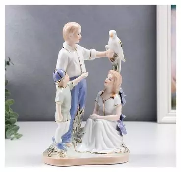 Сувенир керамика "Семья на прогулке с птицей" 20 см