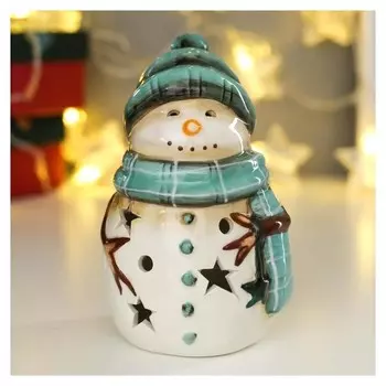 Сувенир керамика свет "Снеговик в зелёной вязаной шапке и шарфе" 13,5х8х8,3 см