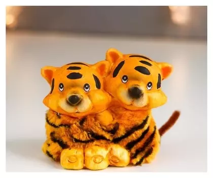 Сувенир керамика "Тигрики в меховых шубках - обнимашки" 8,5х5,2х8,3 см