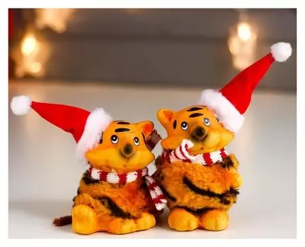 Сувенир керамика "Тигруша в меховой шубке, в колпаке и шарфике" 7,5х4х5,2 см