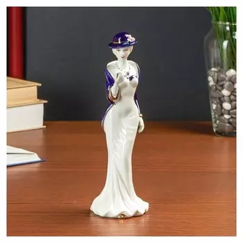 Сувенир "Мадмуазель с бутоном в ладонях"