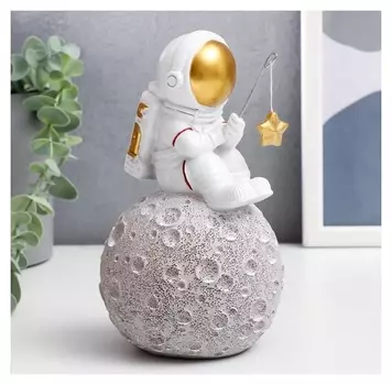 Сувенир полистоун "Астронавт-рыбак" 17,3х11,5 см