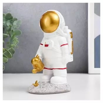 Сувенир полистоун "Астронавт с золотой лейкой" 15,3х9 см