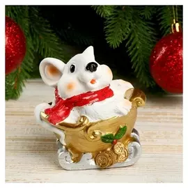 Сувенир полистоун "Белый мышонок в золотых санках" 9,5х6,5х9,5 см