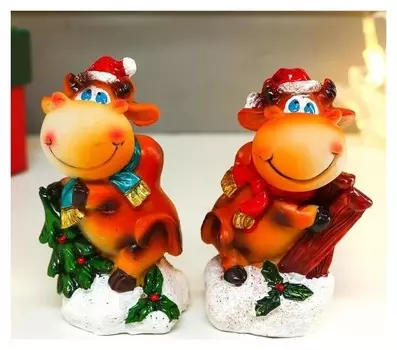 Сувенир полистоун "Бычок сеня в новогоднем колпаке с лыжами/ёлкой" 8,3х4,5х5,3 см