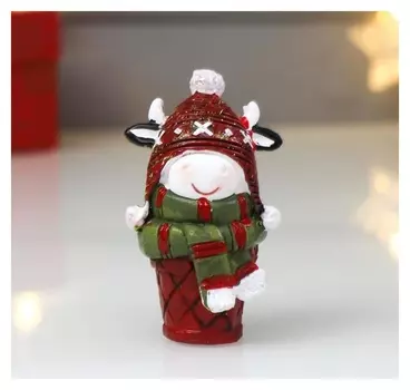 Сувенир полистоун "Бычок в вязанной шапке" красный с зелёным 7,5 см