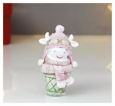 Сувенир полистоун "Бычок в вязанной шапке" розовый с салатовым 7,5 см