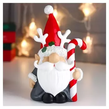 Сувенир полистоун "Дед мороз в колпаке с рогами оленя, с конфетой" 21,5х10х13,5 см