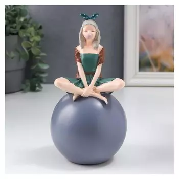 Сувенир полистоун "Девушка в зелёном платье на шаре" 18,5х10х10 см