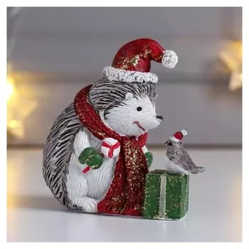 Сувенир полистоун "Ёжик в красном колпак и шарфе, с подарком и птичкой" беж 8,5х5х9,5 см