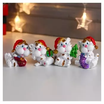 Сувенир полистоун "Кремовый тигра в колпаке с ёлкой/носком" 7,5х5х6,5 см