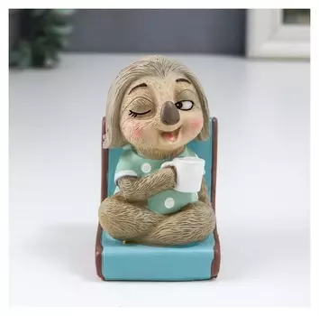 Сувенир полистоун "Ленивец в кресле с чашкой чая" 9х5,5х5 см