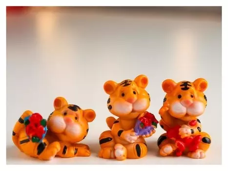Сувенир полистоун "Маленький тигр с цветами" 4х3х3 см