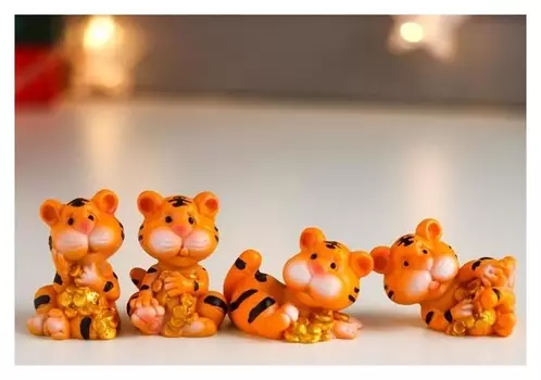 Сувенир полистоун "Маленький тигр с золотыми монетками" 4х2,5х2,5 см
