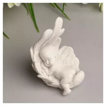 Сувенир полистоун "Малыш спящий в крыле" белый 8,7х6х5,5 см