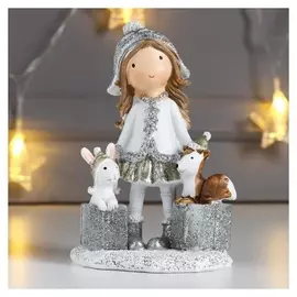 Сувенир полистоун "Малышка в шапке, с подарками и зверушками" бело-золотистый 13х6х9 см