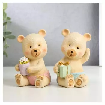 Сувенир полистоун "Медвежонок в трусиках, с подарком" 9,2х5,5х6 см