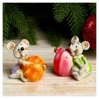 Сувенир полистоун "Мышка в платьице с цветком" 5,3х5,4х3,2 см