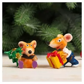 Сувенир полистоун "Мышустик с ёлочкой/подарком" 4х5х3 см