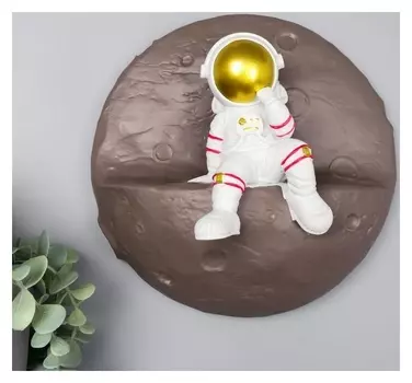 Сувенир полистоун настенный декор "Астронавт на луне" 21,5х21,5х9 см