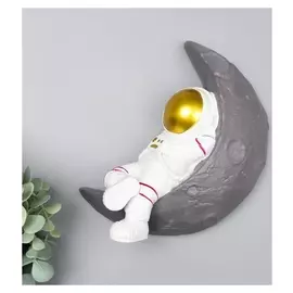 Сувенир полистоун настенный декор "Астронавт на месяце" 22х21,5х7 см