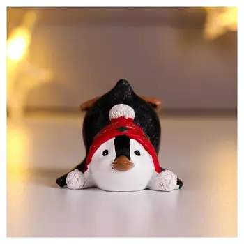Сувенир полистоун "Пингвинчик рико в шапке-ушанке с помпоном вверх ногами" 4х5х6 см