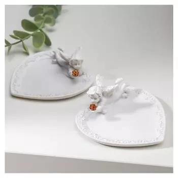 Сувенир полистоун подставка для колец "Белоснежный ангел с красным шаром" 3х8,6х8,2 см 483871