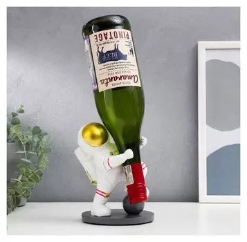 Сувенир полистоун подставка под бутылку "Астронавт с планетой" 18х12х10 см