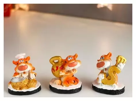 Сувенир полистоун "Рыжий тигрик повар/музыкант" 6х4х6 см